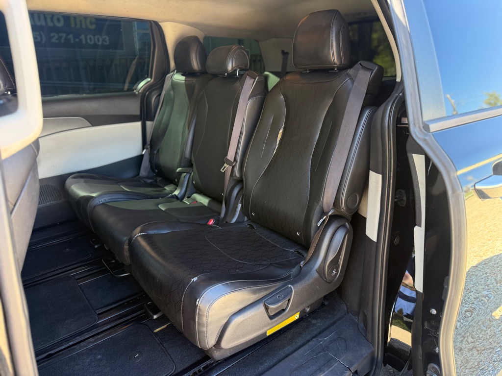 Photo 11 of this KIA CARNIVAL