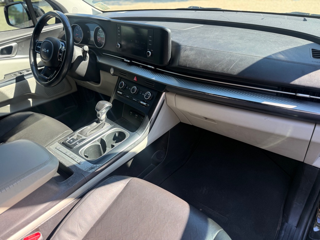 Photo 17 of this KIA CARNIVAL