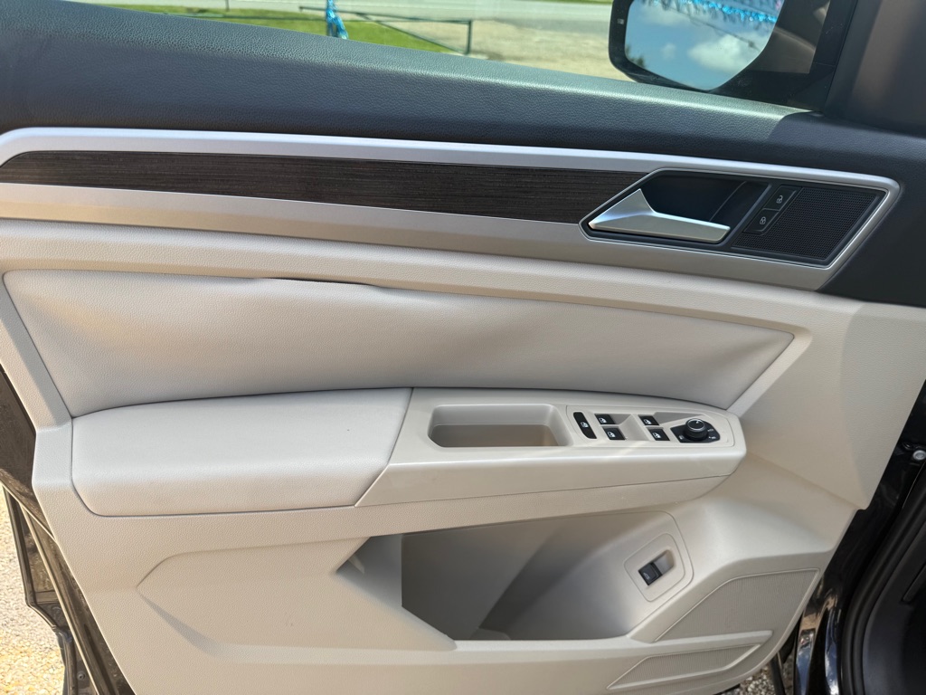 Photo 44 of this VOLKSWAGEN ATLAS