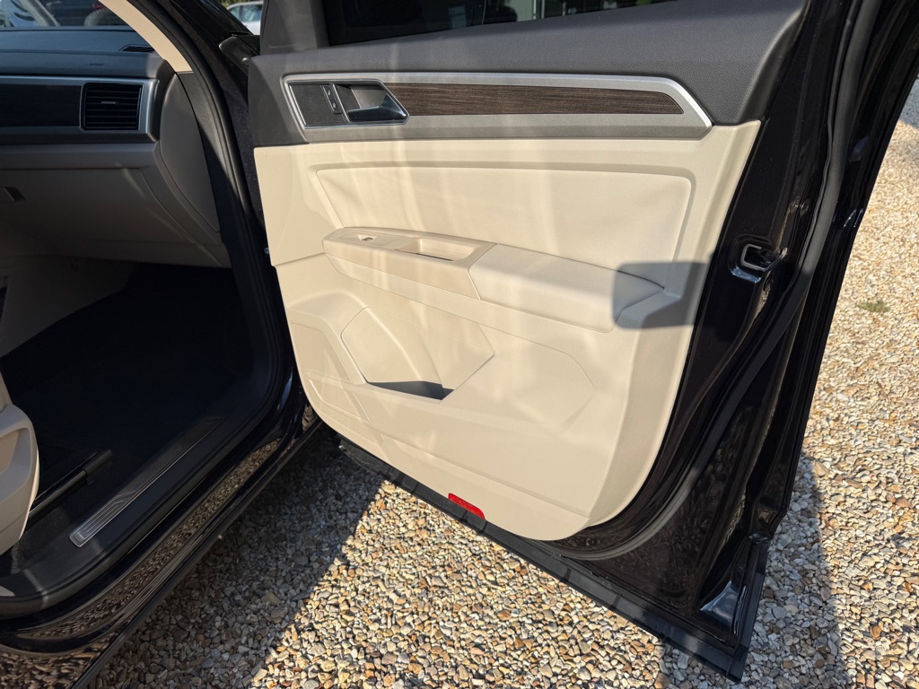 Photo 25 of this VOLKSWAGEN ATLAS