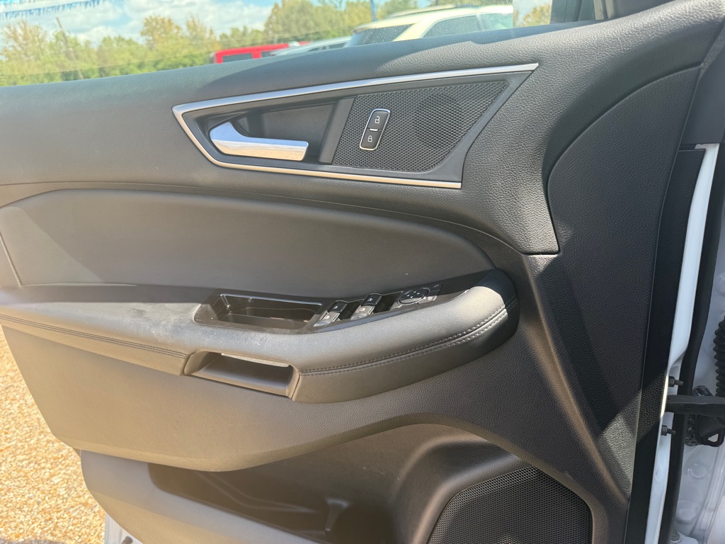Photo 10 of this FORD EDGE