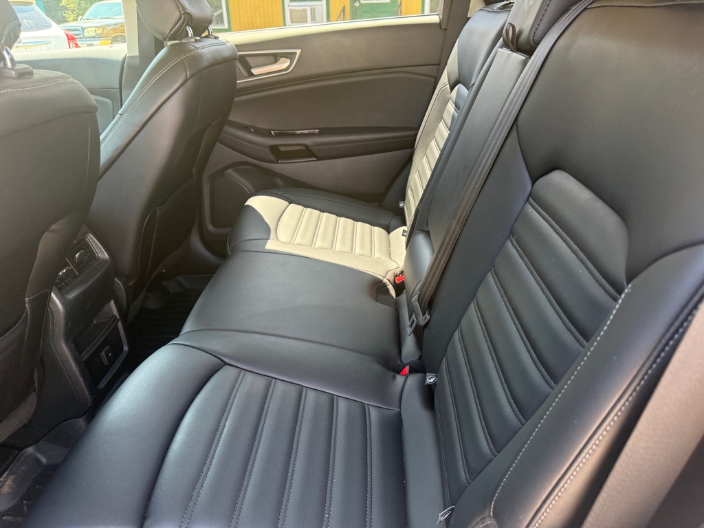 Photo 8 of this FORD EDGE