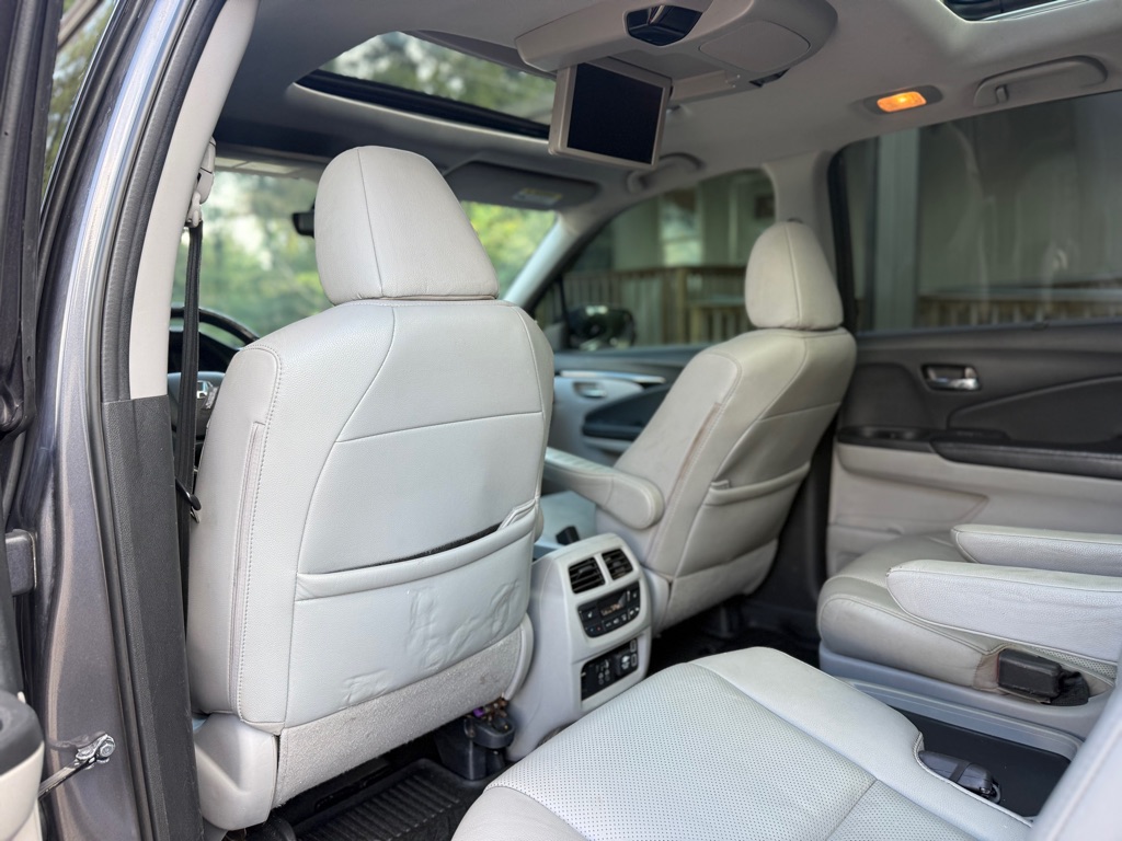 Photo 12 of this HONDA PILOT