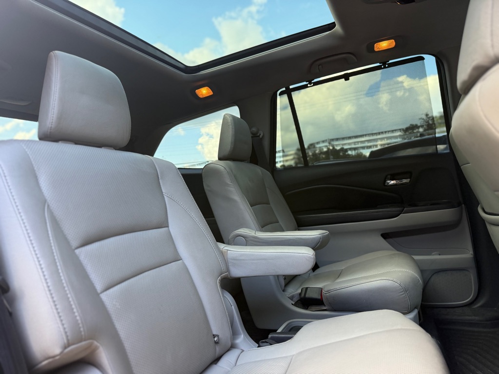 Photo 17 of this HONDA PILOT