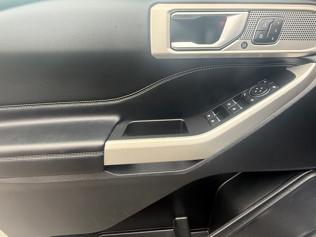 Photo 35 of this FORD EXPLORER