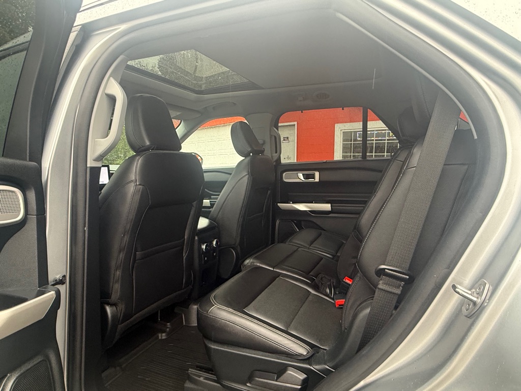 Photo 33 of this FORD EXPLORER