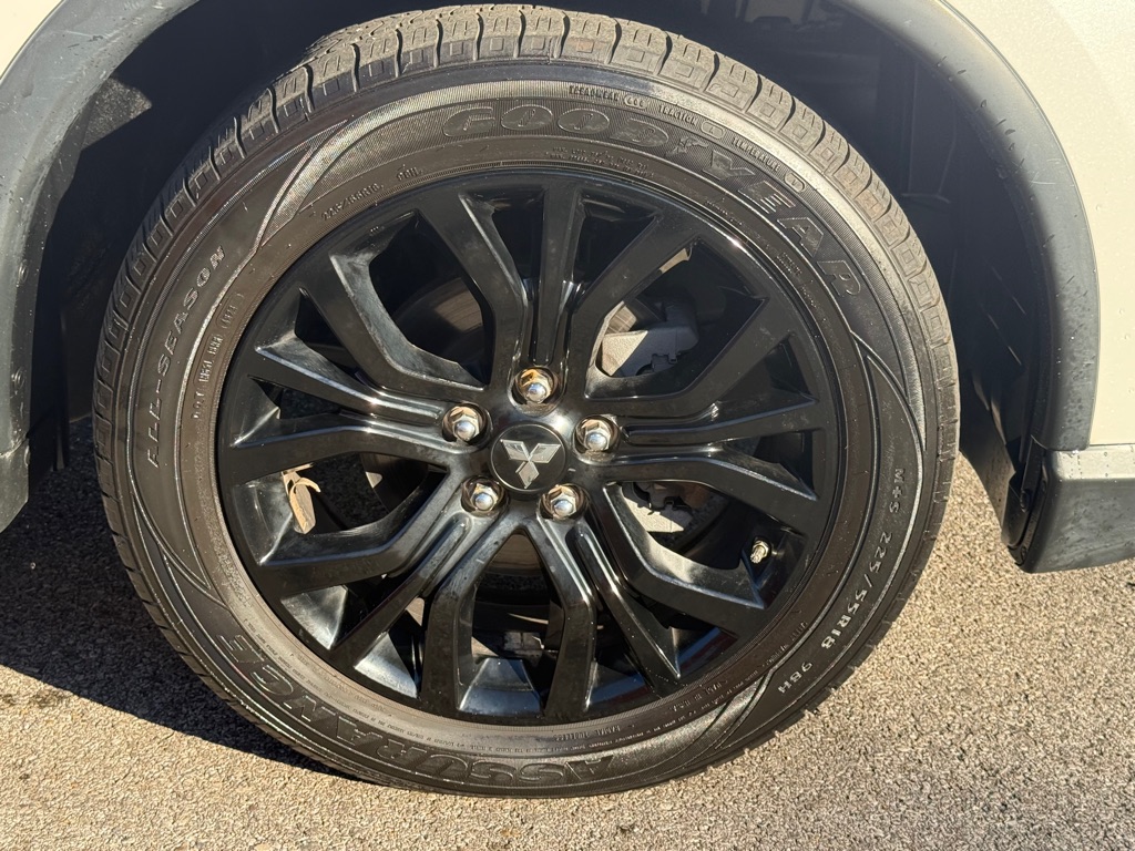 Photo 17 of this MITSUBISHI OUTLANDER