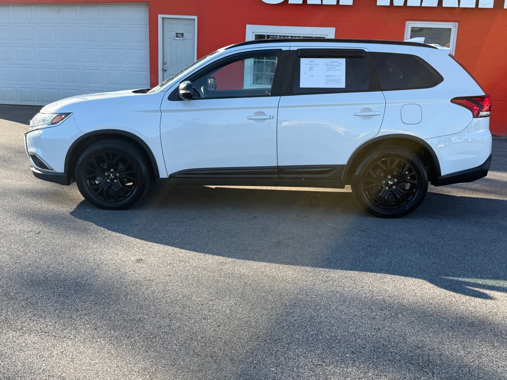 Photo 3 of this MITSUBISHI OUTLANDER
