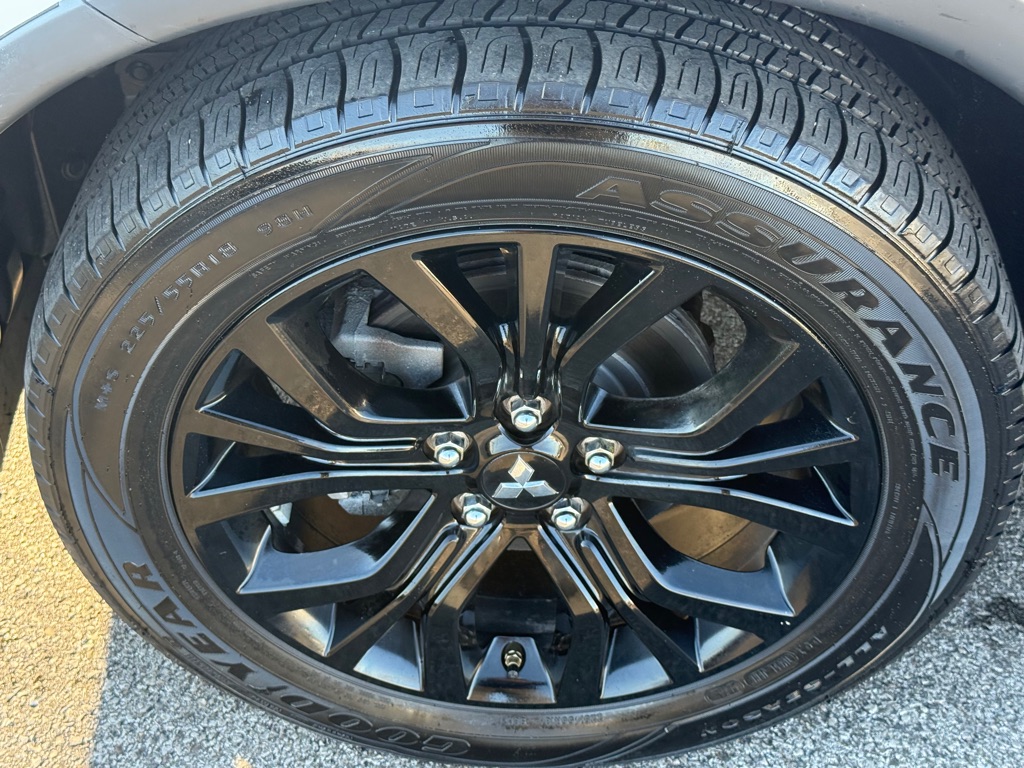 Photo 14 of this MITSUBISHI OUTLANDER