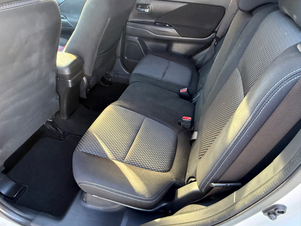 Photo 25 of this MITSUBISHI OUTLANDER