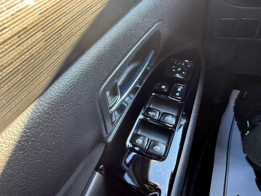 Photo 27 of this MITSUBISHI OUTLANDER