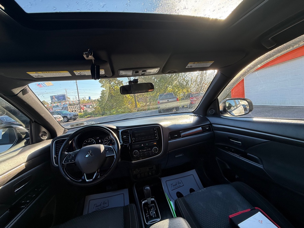 Photo 23 of this MITSUBISHI OUTLANDER