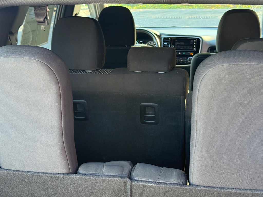 Photo 21 of this MITSUBISHI OUTLANDER
