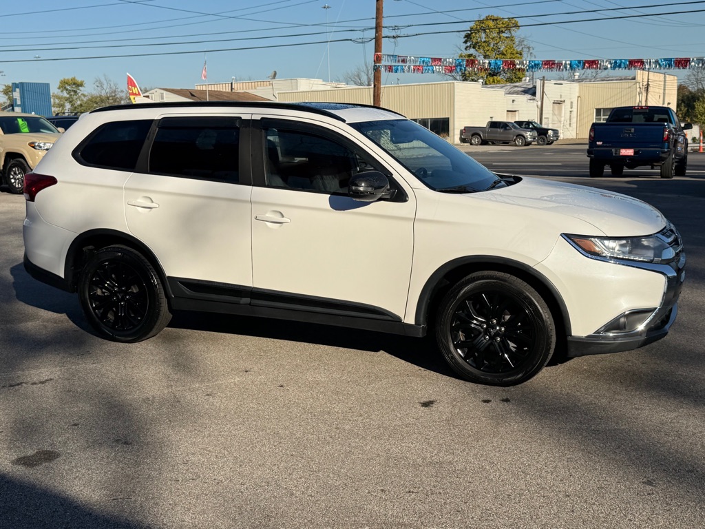 Photo 8 of this MITSUBISHI OUTLANDER