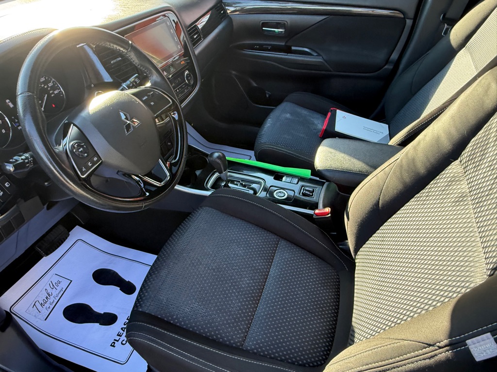 Photo 26 of this MITSUBISHI OUTLANDER