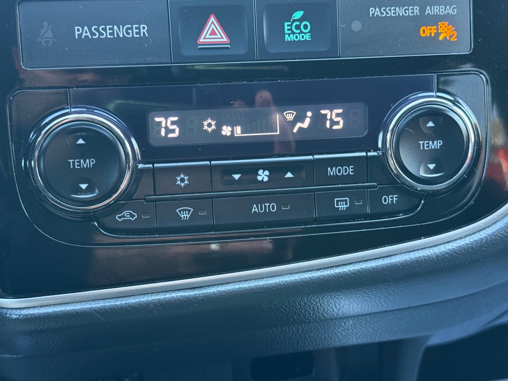 Photo 36 of this MITSUBISHI OUTLANDER
