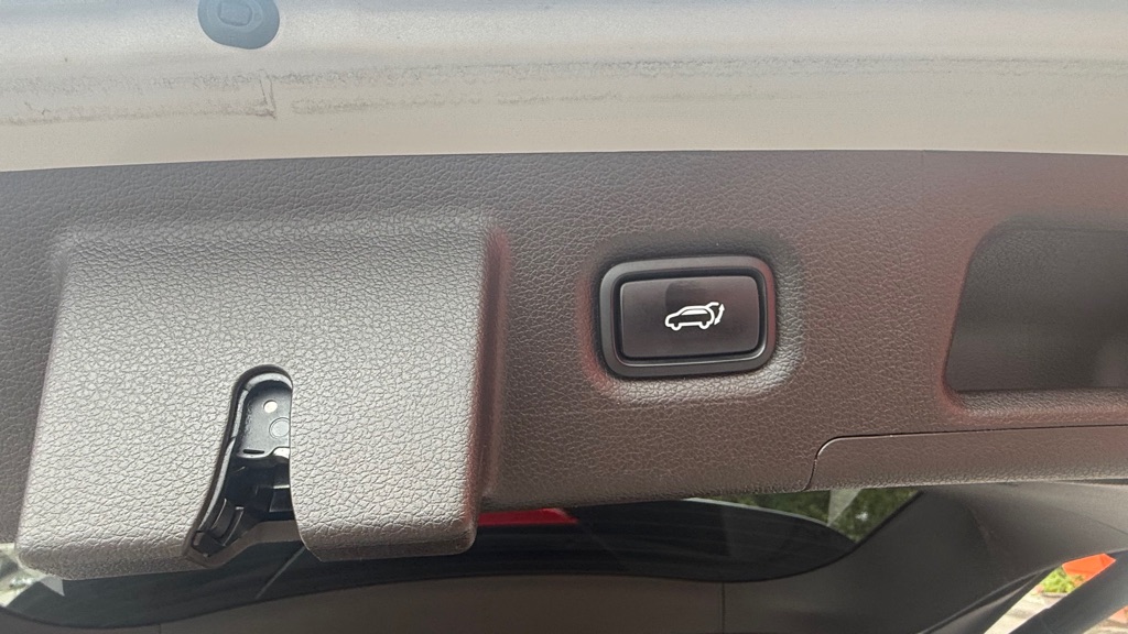 Photo 26 of this HYUNDAI SANTA FE