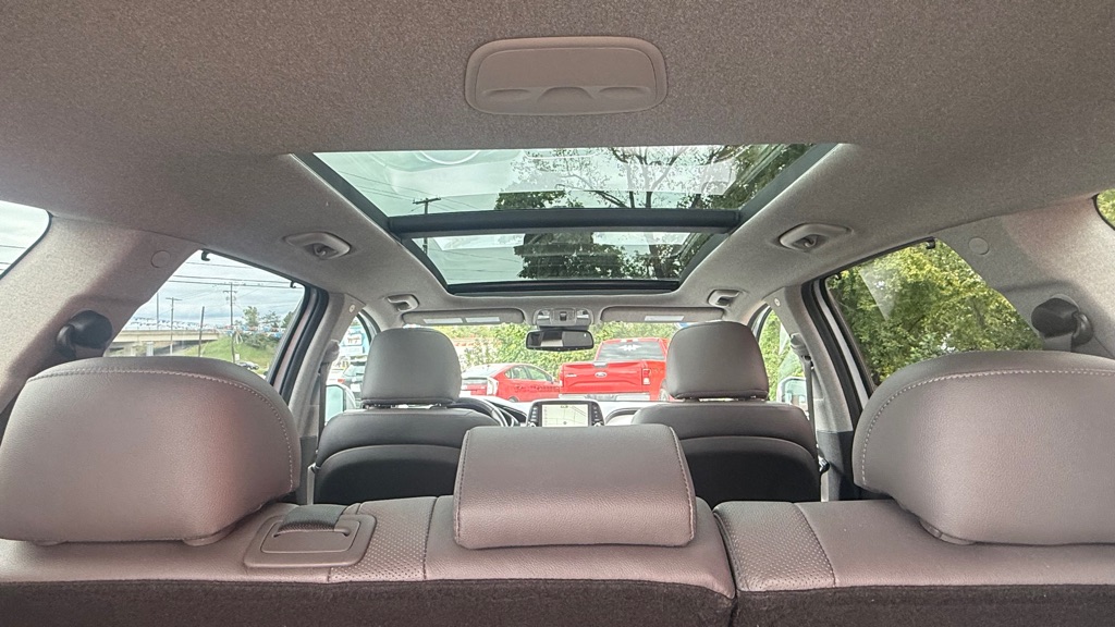 Photo 24 of this HYUNDAI SANTA FE
