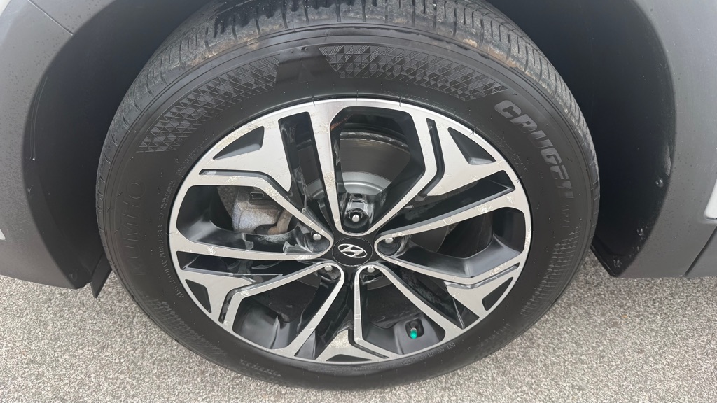 Photo 14 of this HYUNDAI SANTA FE
