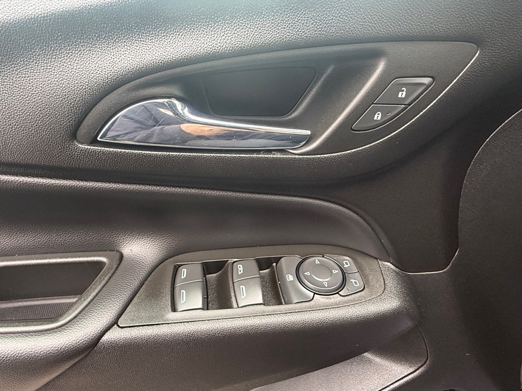 Photo 28 of this CHEVROLET EQUINOX