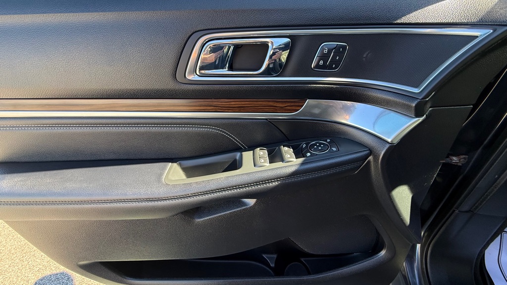 Photo 32 of this FORD EXPLORER