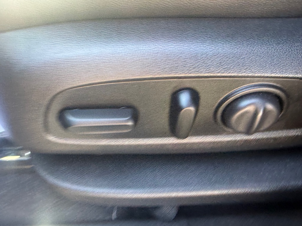 Photo 33 of this CHEVROLET EQUINOX