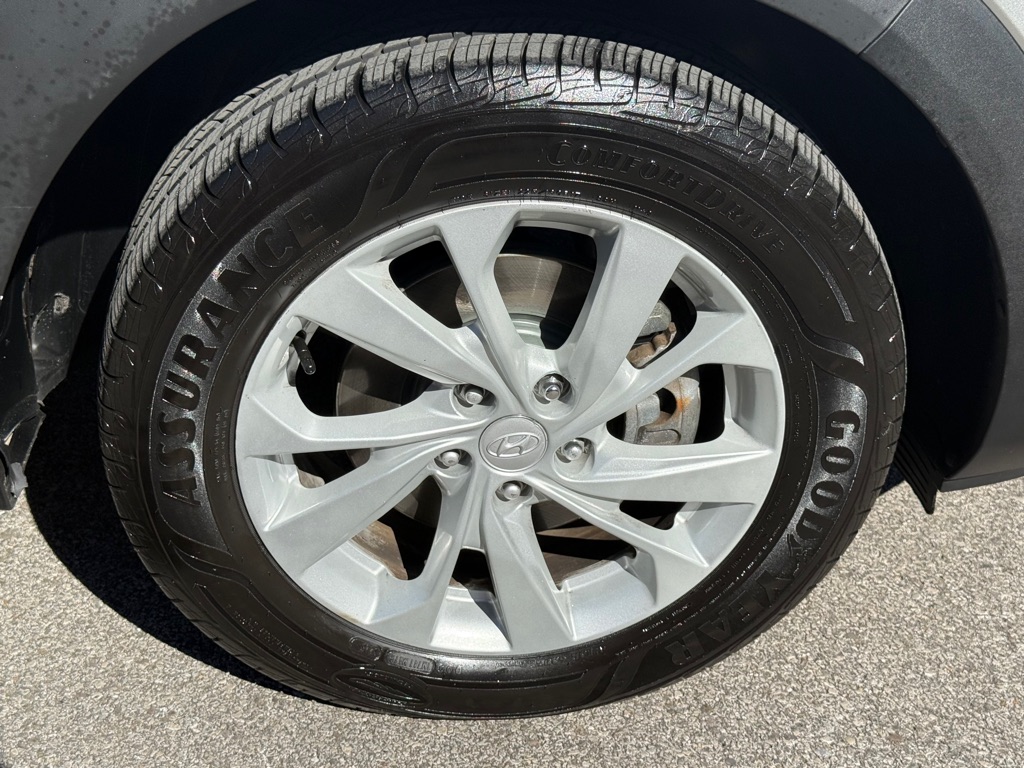 Photo 16 of this HYUNDAI TUCSON