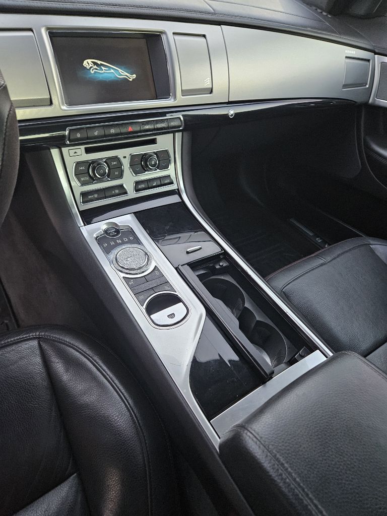 Photo 4 of this JAGUAR XF