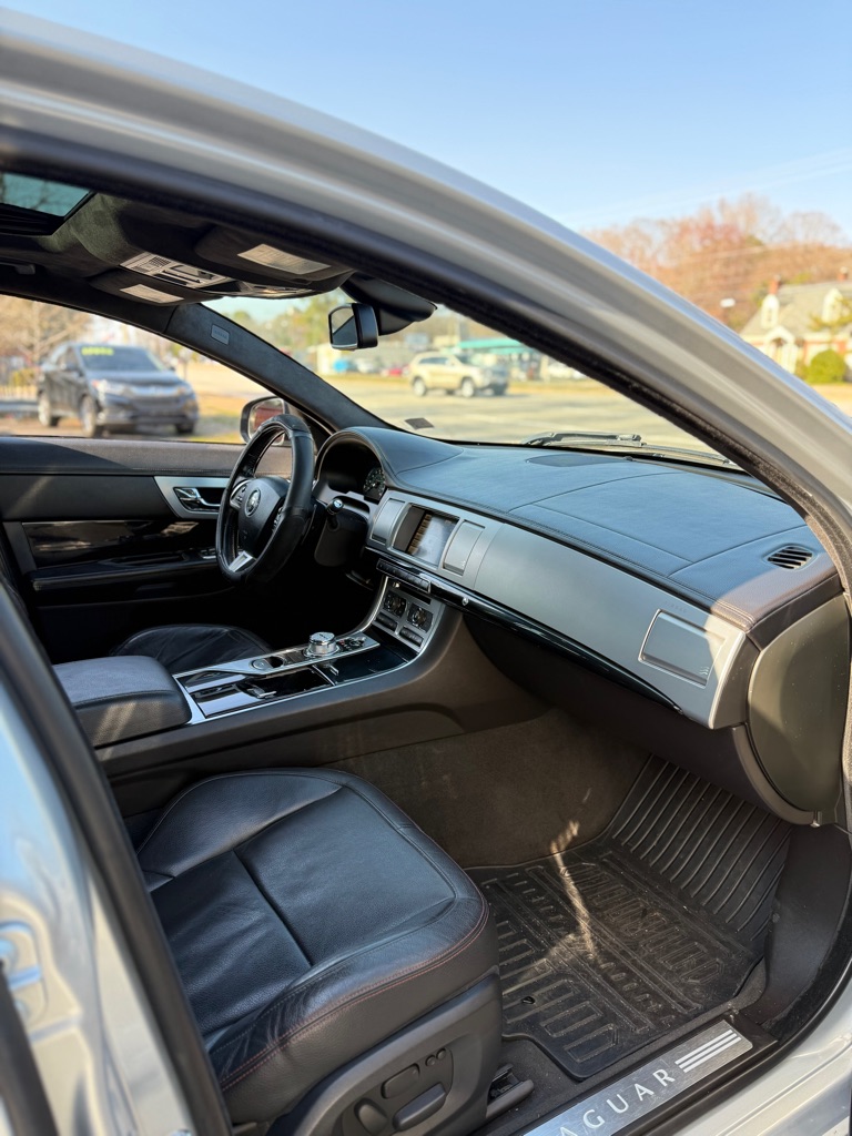 Photo 9 of this JAGUAR XF