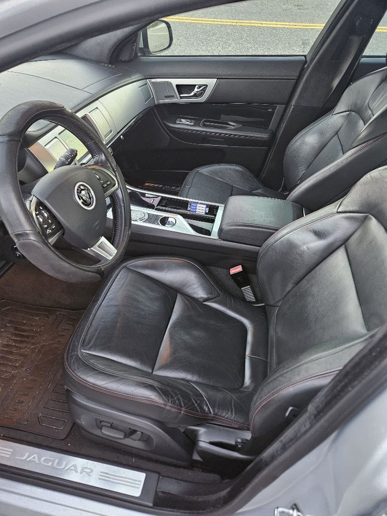 Photo 5 of this JAGUAR XF