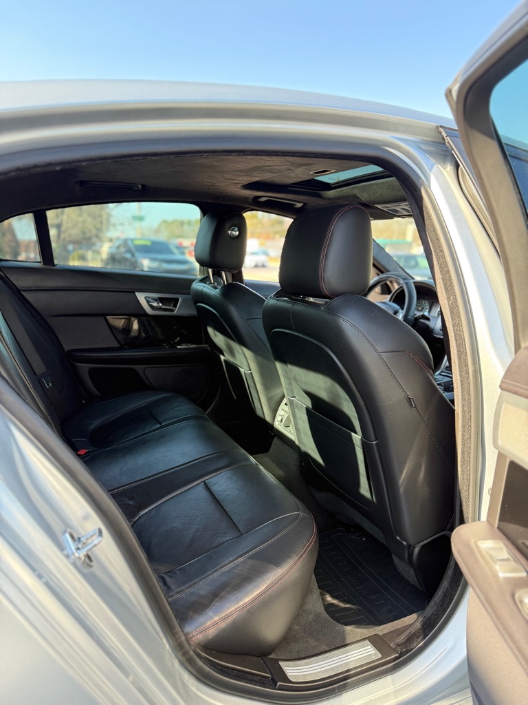Photo 10 of this JAGUAR XF