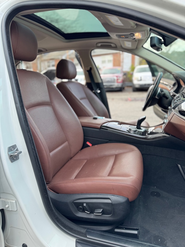 Photo 4 of this BMW 5 SERIES