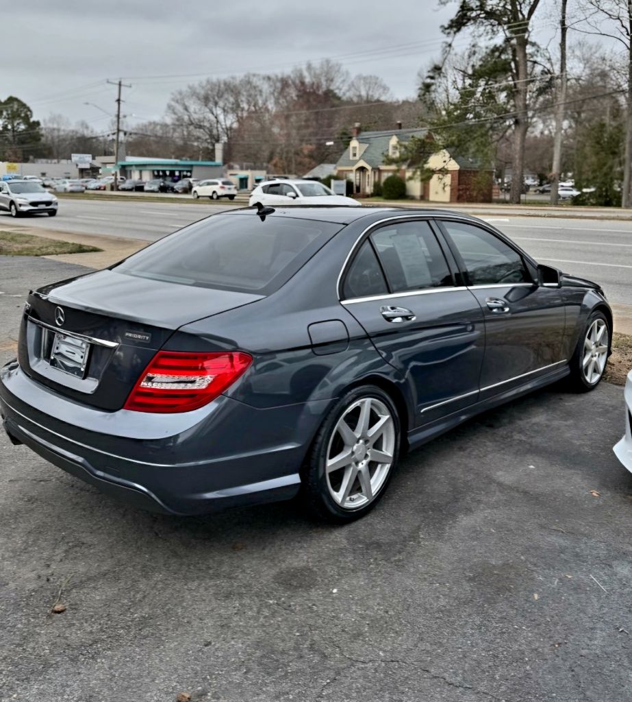 Photo 3 of this MERCEDES-BENZ C-CLASS
