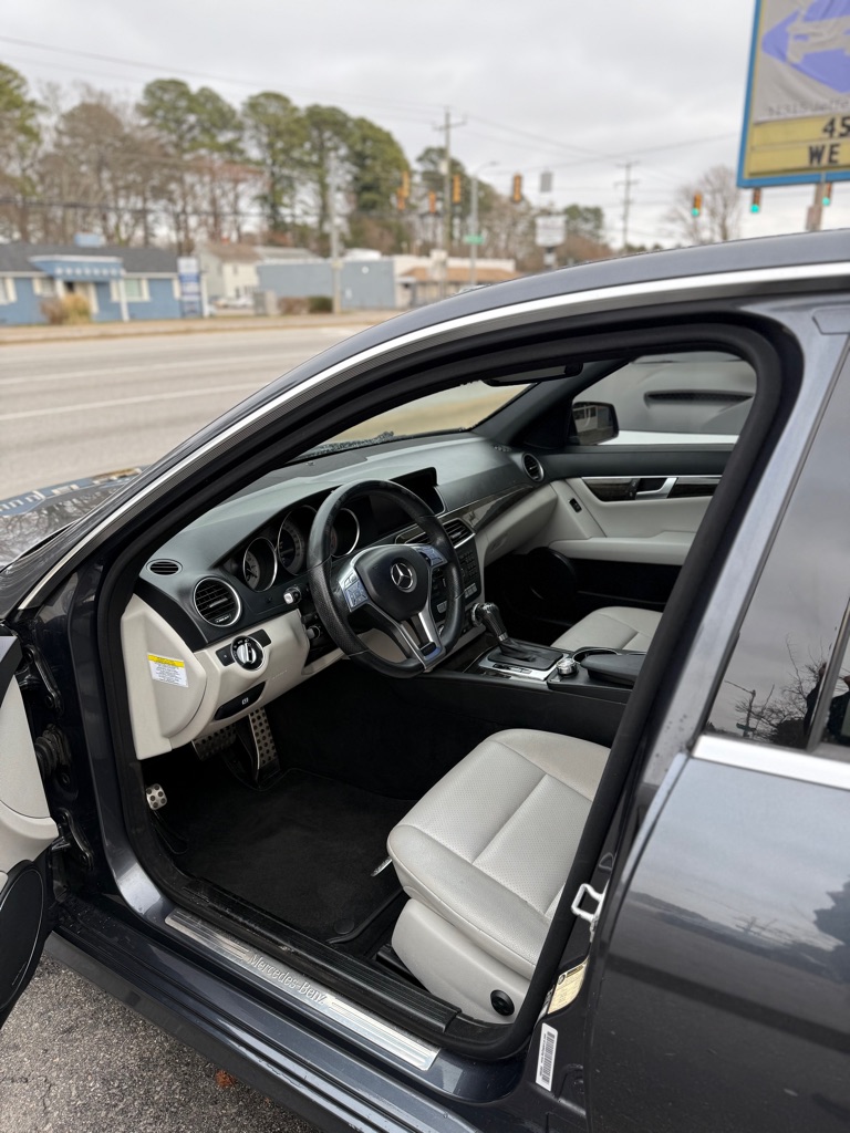 Photo 12 of this MERCEDES-BENZ C-CLASS