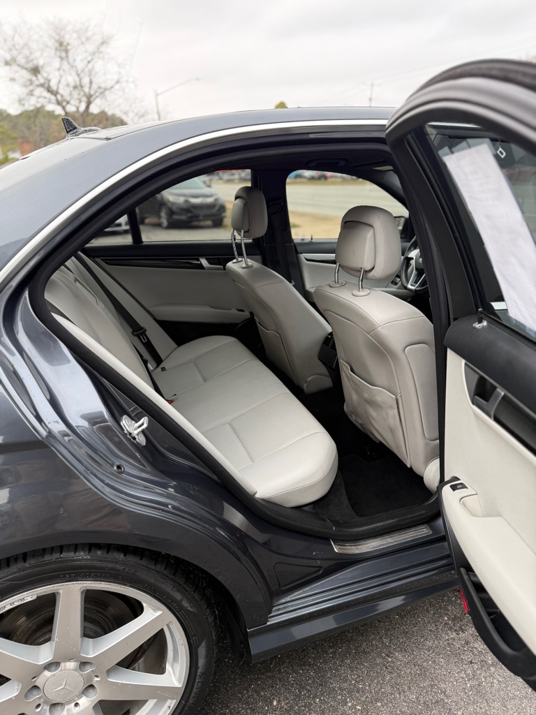 Photo 7 of this MERCEDES-BENZ C-CLASS