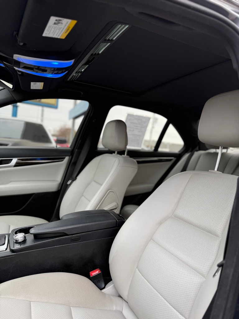 Photo 11 of this MERCEDES-BENZ C-CLASS