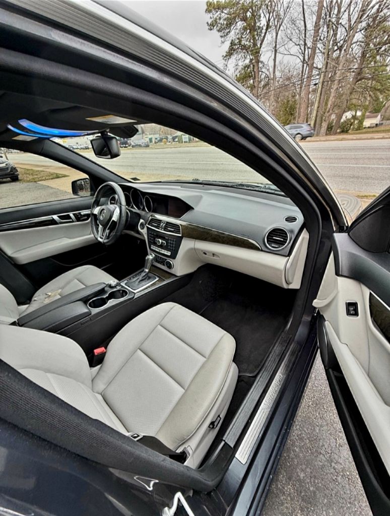 Photo 4 of this MERCEDES-BENZ C-CLASS