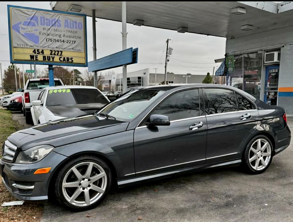 Photo 2 of this MERCEDES-BENZ C-CLASS