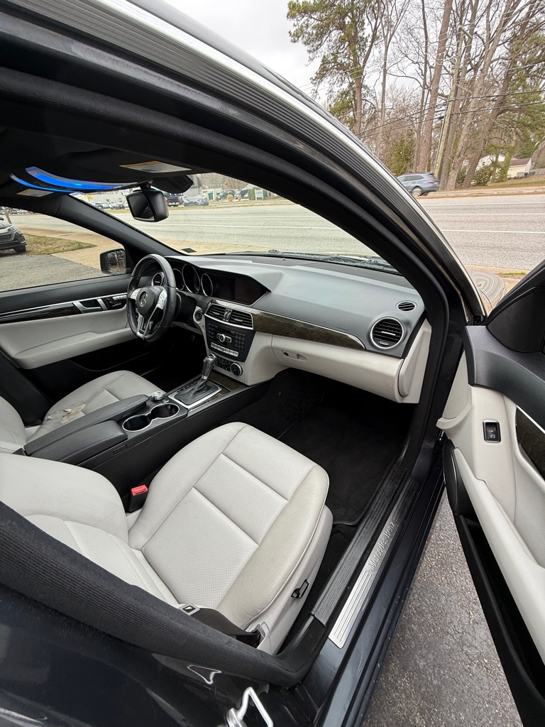 Photo 6 of this MERCEDES-BENZ C-CLASS