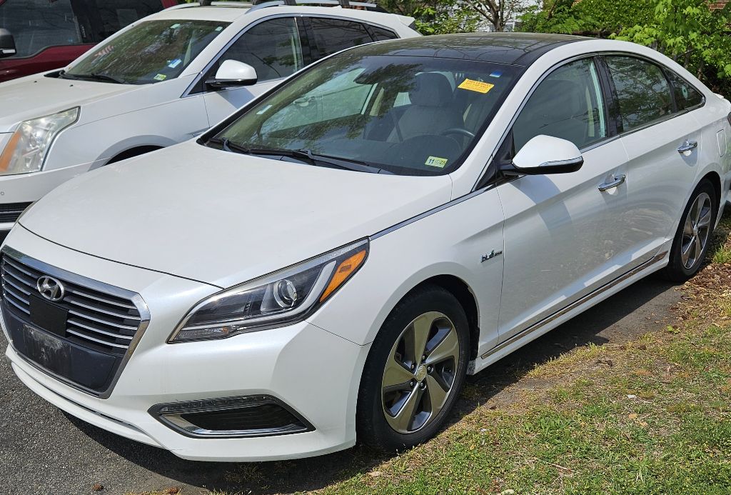 Photo 3 of this HYUNDAI SONATA HYBRID