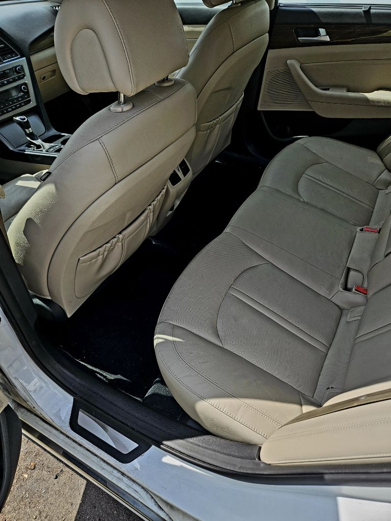 Photo 4 of this HYUNDAI SONATA HYBRID