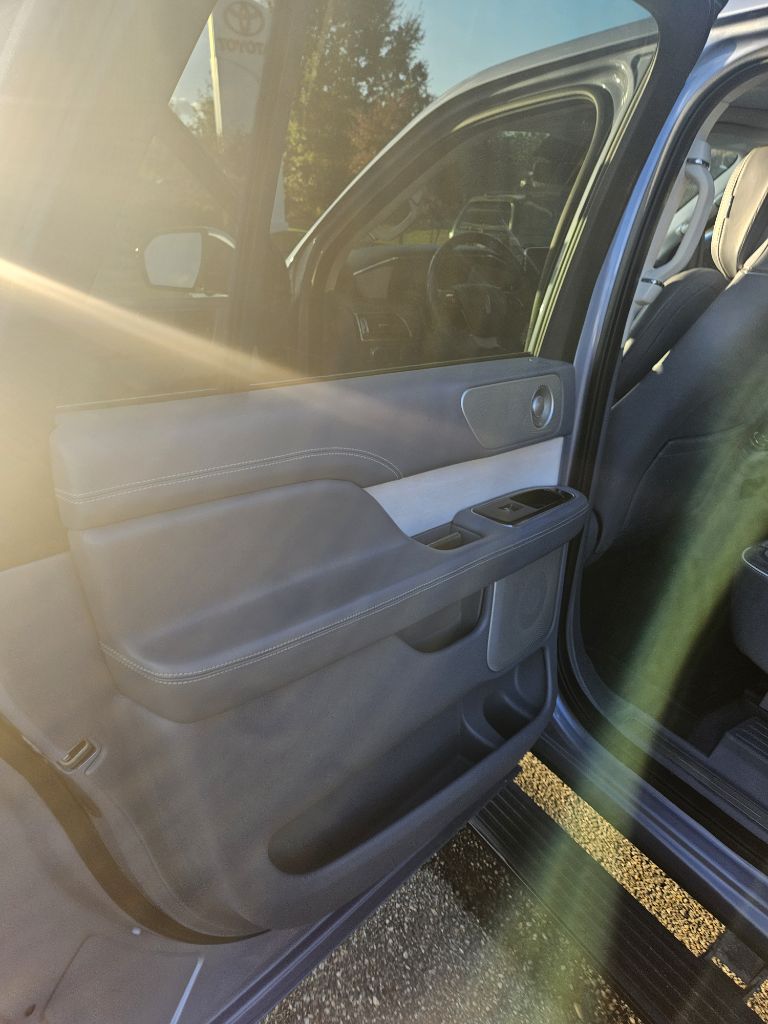 Photo 7 of this LINCOLN NAVIGATOR L