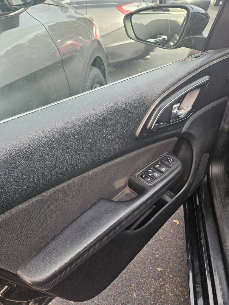 Photo 8 of this CHRYSLER 200