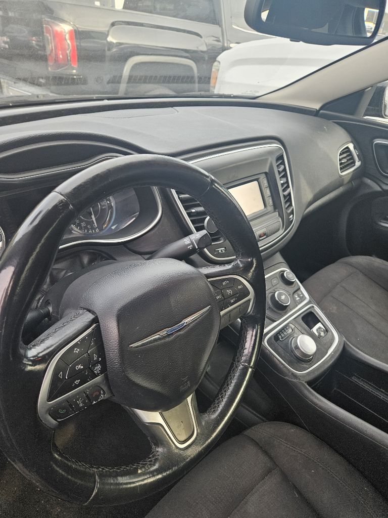 Photo 4 of this CHRYSLER 200