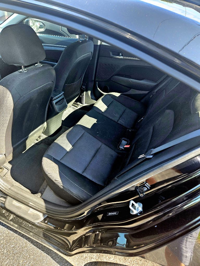 Photo 3 of this HYUNDAI ELANTRA