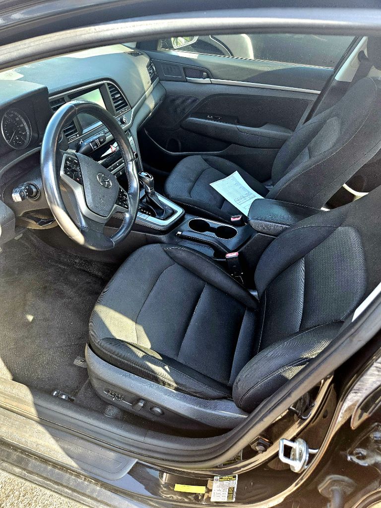 Photo 2 of this HYUNDAI ELANTRA