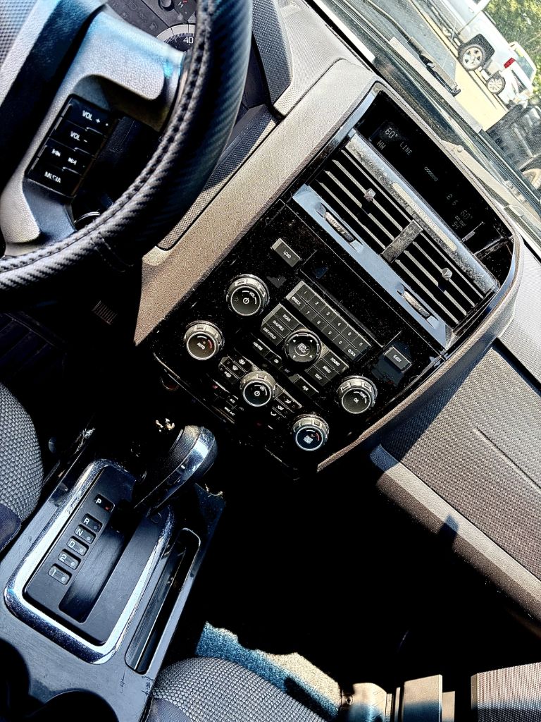 Photo 6 of this FORD ESCAPE