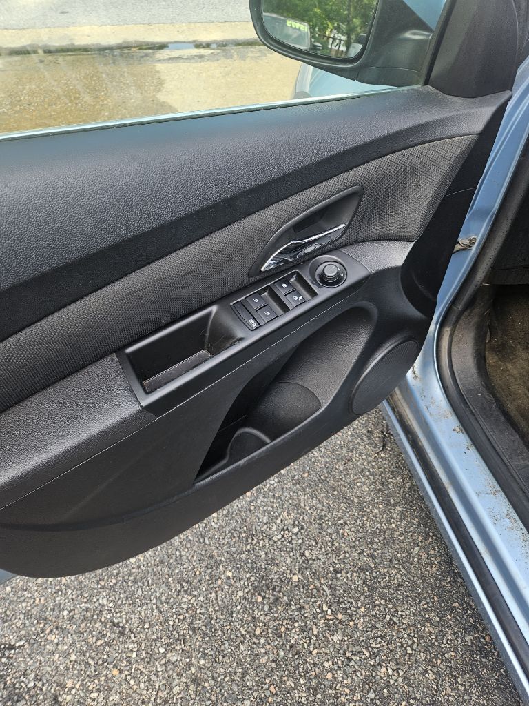 Photo 4 of this CHEVROLET CRUZE