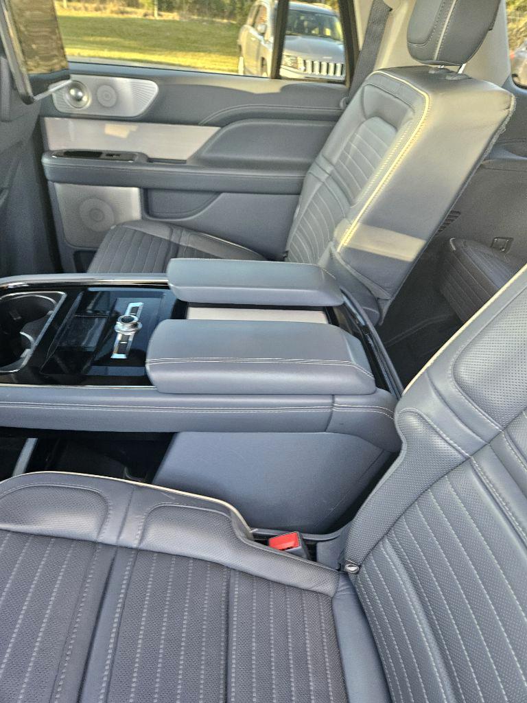 Photo 2 of this LINCOLN NAVIGATOR L