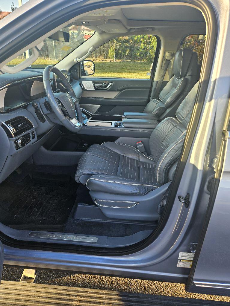 Photo 3 of this LINCOLN NAVIGATOR L